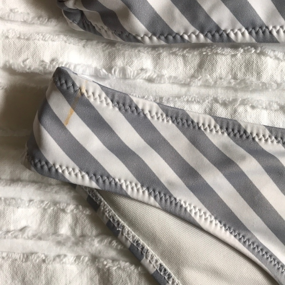 Striped bikini - Picture 3 of 7